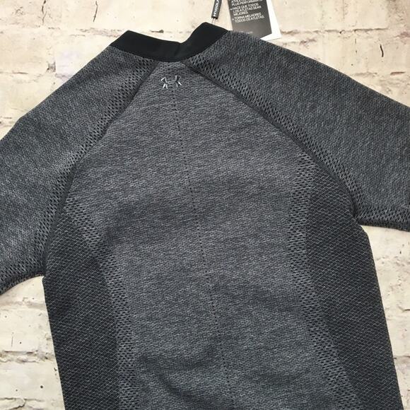 NEW Under Armour Woman’s Golf Athletic Fitted Tee in Grey/Black - Picture 5 of 5